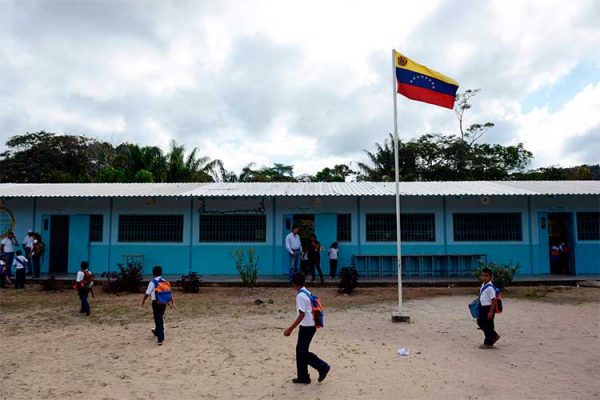 Венесуэла открывает государственную школу криптовалют, когда их граждане голодают