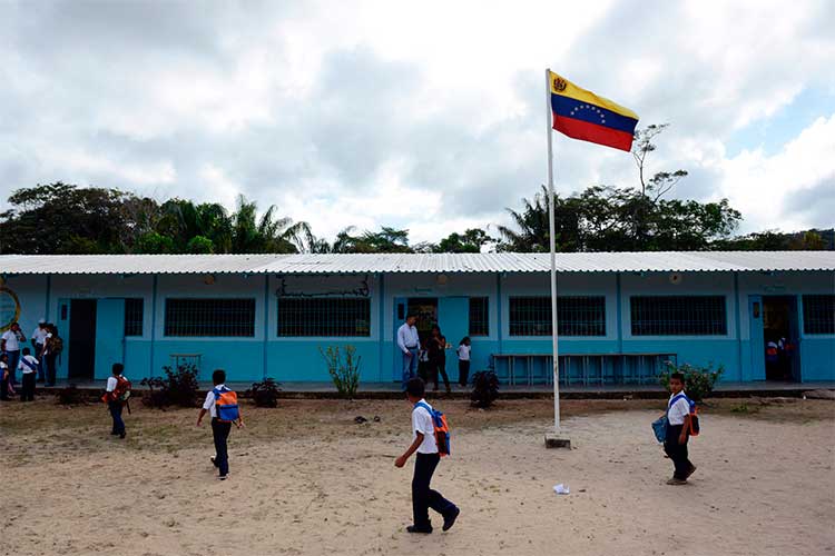Венесуэла открывает государственную школу криптовалют, когда их граждане голодают